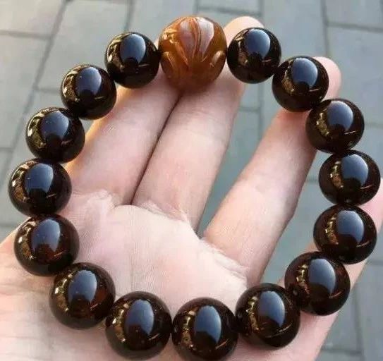 沉香手串包浆好还是不包浆好,怎样分辨包浆和不包浆的手串