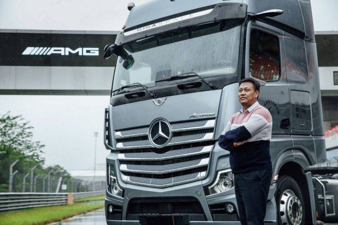 奔驰最豪华车型的驾驶感受如何,最强奔驰重卡