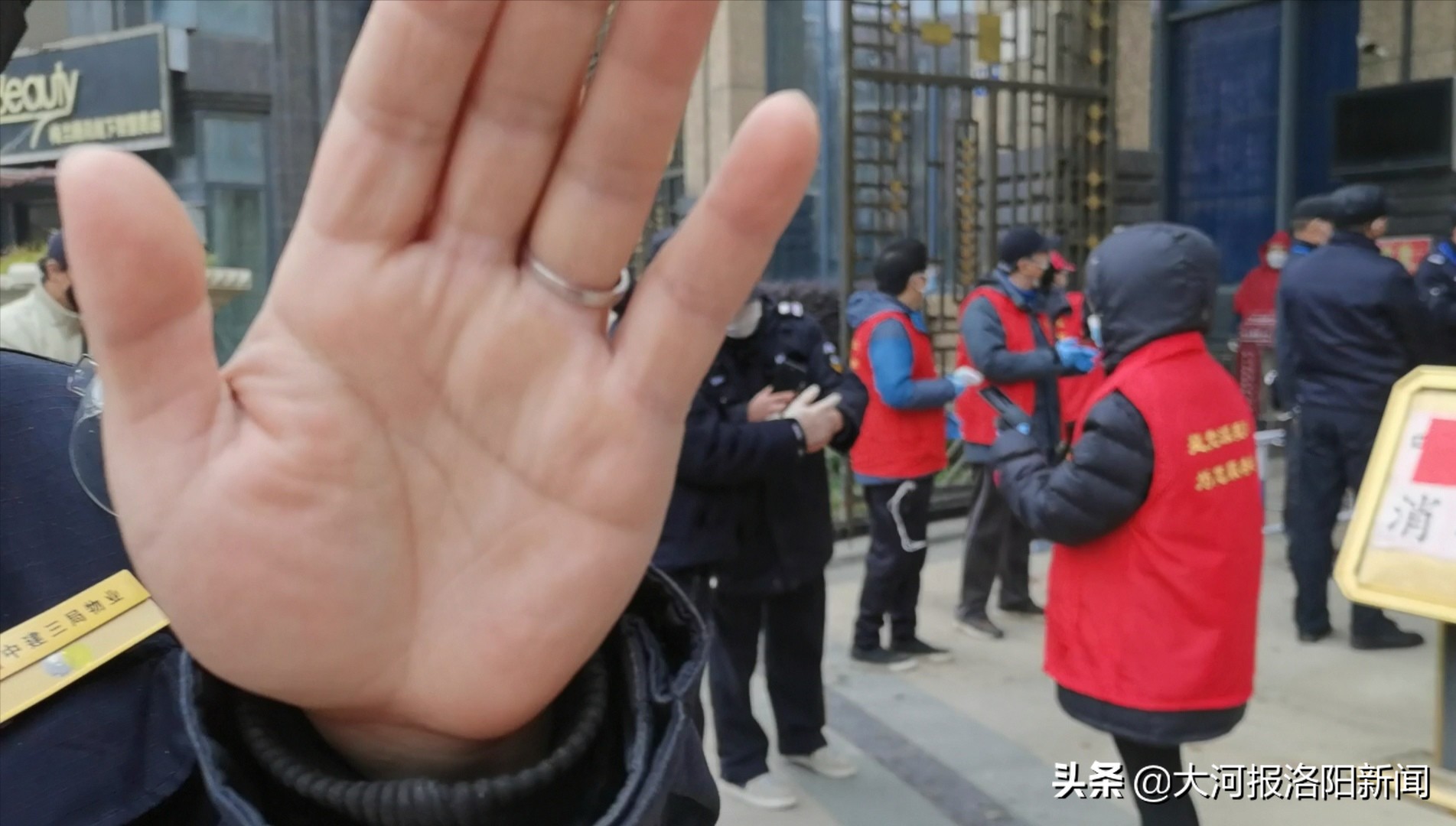 武汉社区居民喊假的 (武汉保安拦记者)