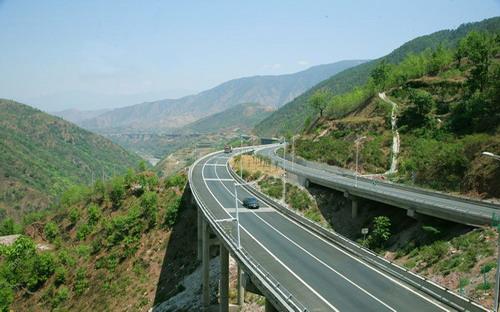 铺路也不用人了，车辆机器自动工作，攀大高速已试验无人施工技术