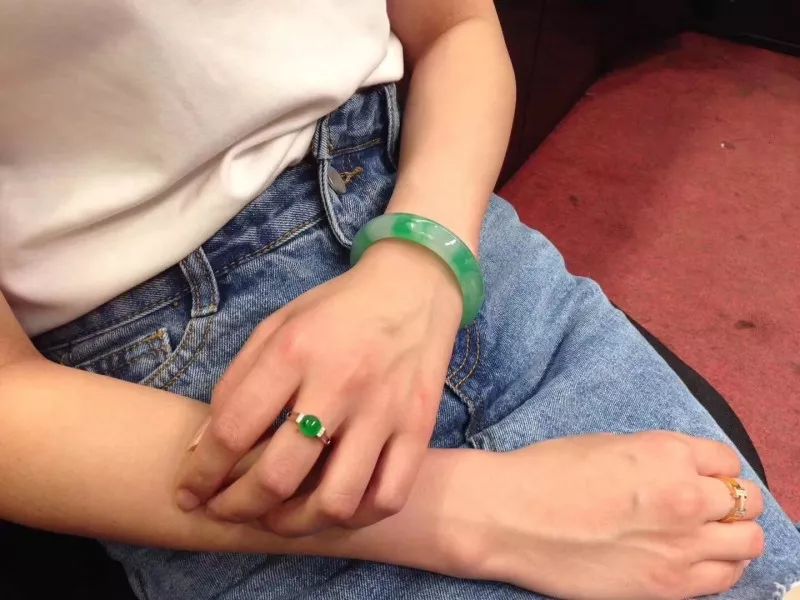 小玉镯双镯,玉手镯戴两个寓意什么