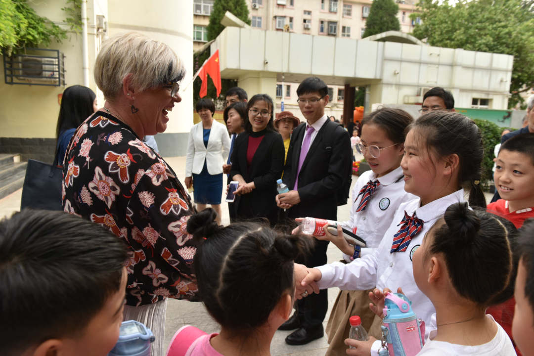 新西兰校长,新西兰小学生校长把游乐场搬来了