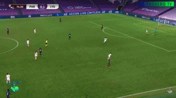 女球员疑似被袭胸！主帅上前搂着腰安慰，他的手有点不规矩