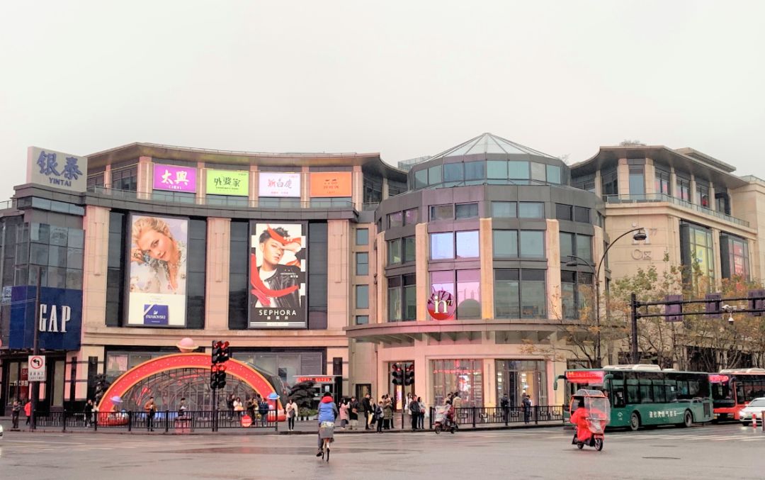 湖滨银泰in77每日客流量,杭州湖滨银泰in77销售额