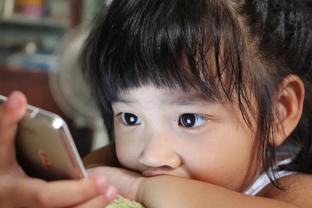 “女孩近视率远超于男孩”，眼科医生的一句话，揭穿了扎心真相