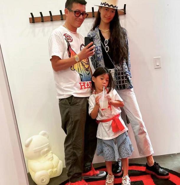 陈冠希为秦舒培庆生晒搞怪亲吻照,陈冠希秦舒培罕见合体拍写真