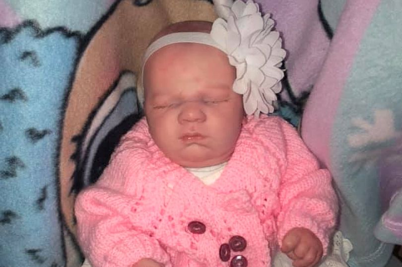 喷错人啦！英国女卖仿真玩具娃娃，网友以为是真婴儿怒喷卖家