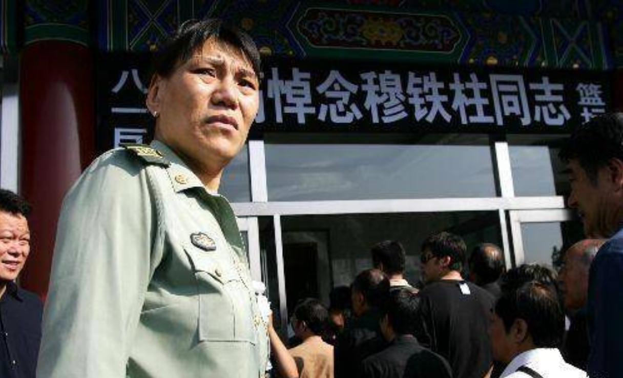 穆铁柱葬礼现场,郑海霞穆铁柱巨人症