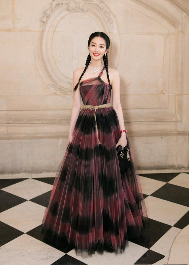 杨采钰穿绿色裙子,杨采钰秋款风衣穿搭