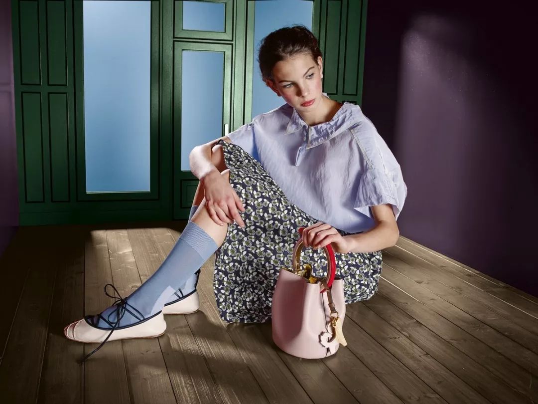 会背水桶包的人,会背奢侈品包包