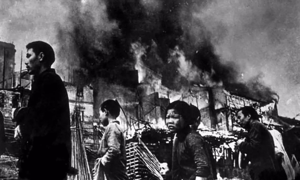 重庆洪崖洞街边日军雕像,重庆景区男孩掌掴日军雕像