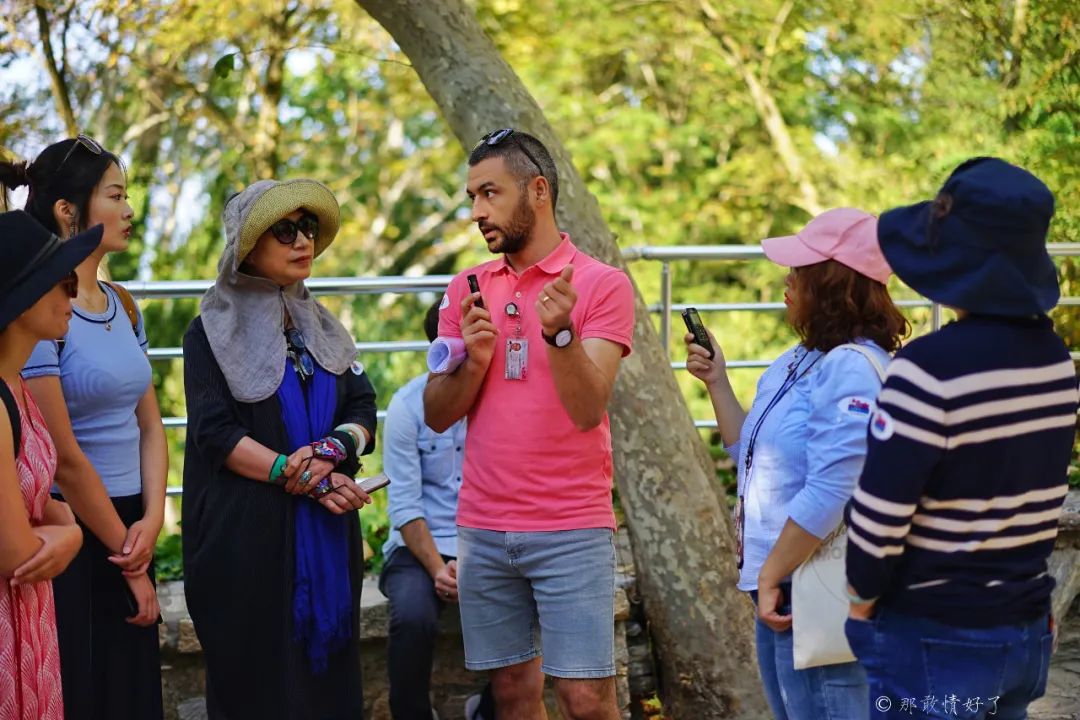 据说塞尔丘克的山坡上的许愿墙很灵验，好多土耳其人来此许愿