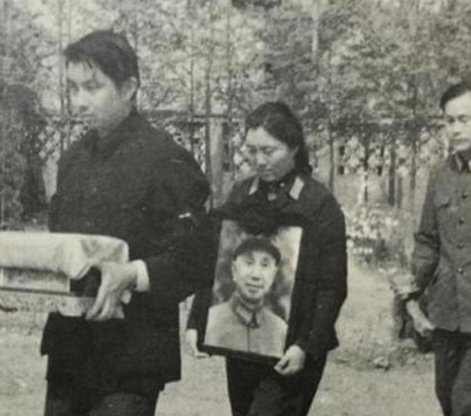 陈毅元帅幼子陈小鲁，和粟裕女儿成婚，晚年两人环游世界