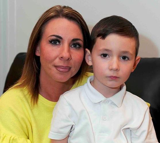 英国妈妈为拯救每天癫痫16次的儿子，竟冒险从荷兰*私走***麻大**油回国