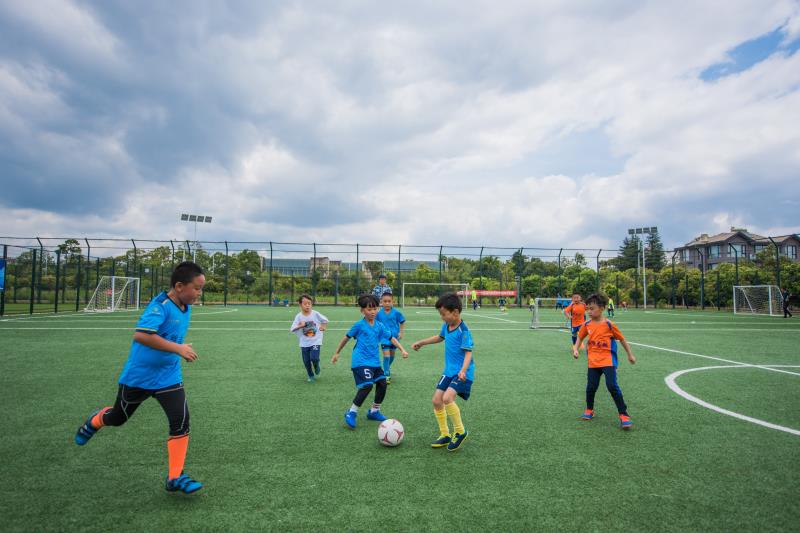 快乐奔跑体育课,暑期足球课