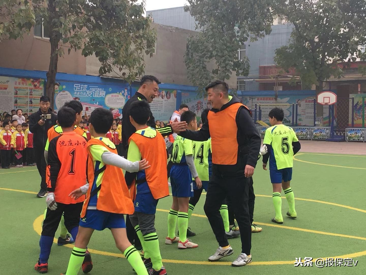 和足球明星一起踢球,和足球明星一起踢足球