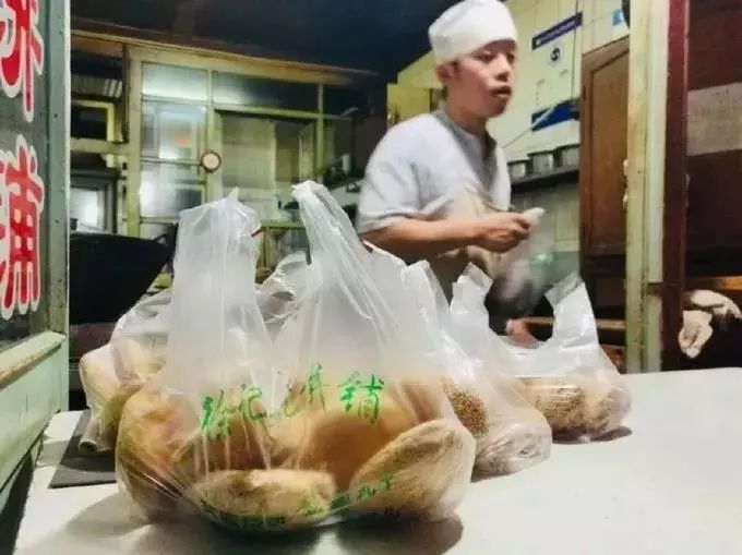 重开一月，排队不减！“北京芝麻最多的烧饼”店店主揭秘神秘传统