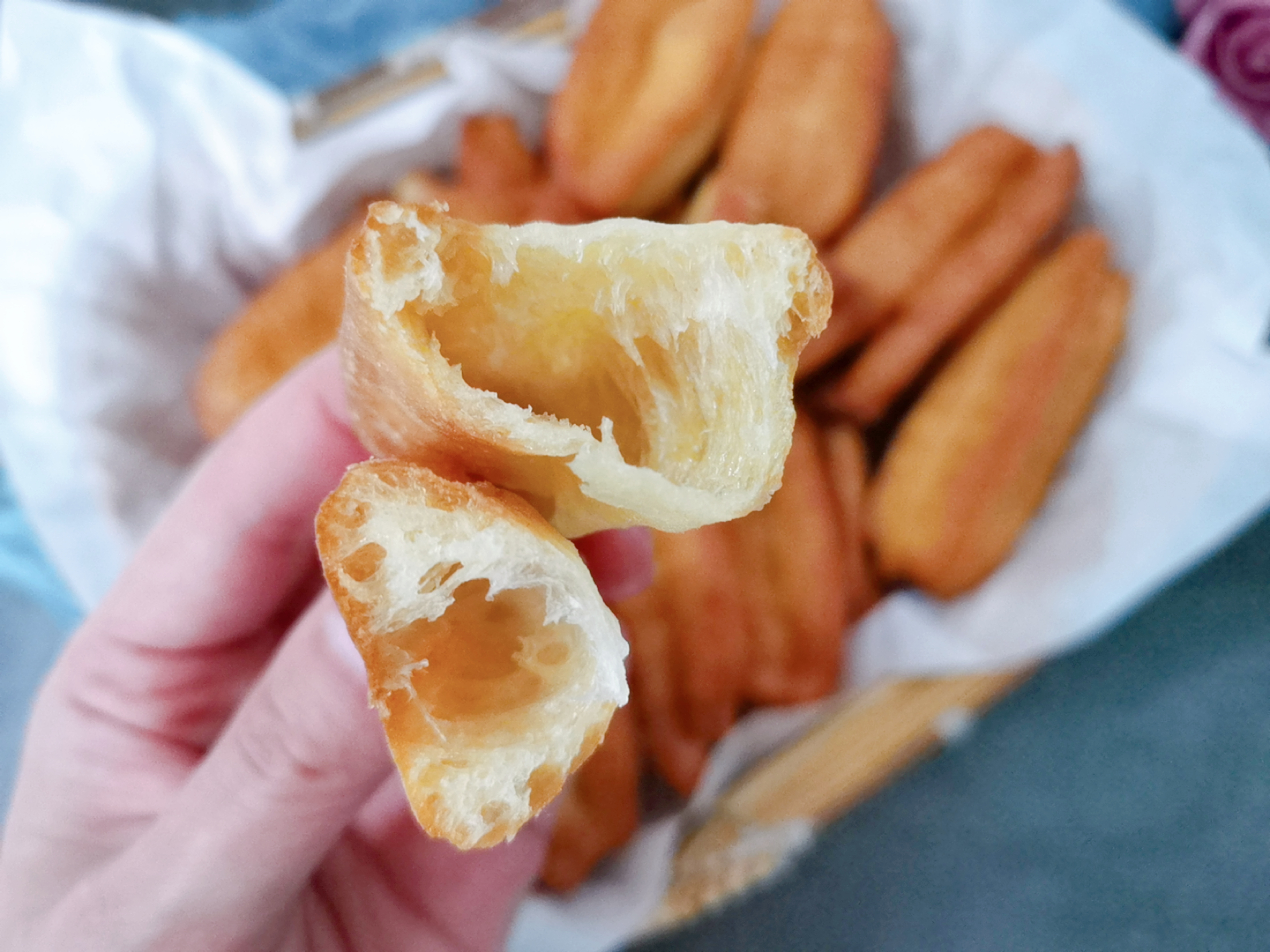 油条怎么炸才蓬松不需泡打粉,油条专用面粉炸油条的方法