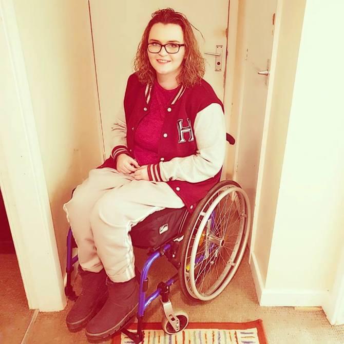 女大学生和男友熬夜追剧下肢麻木后就医被告知已终身瘫痪