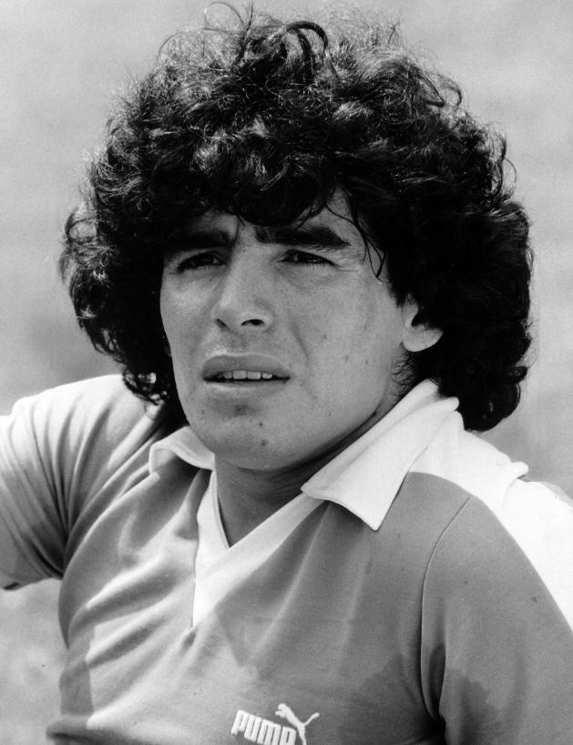 马拉多纳球王陨落,马拉多纳上帝碰皮球