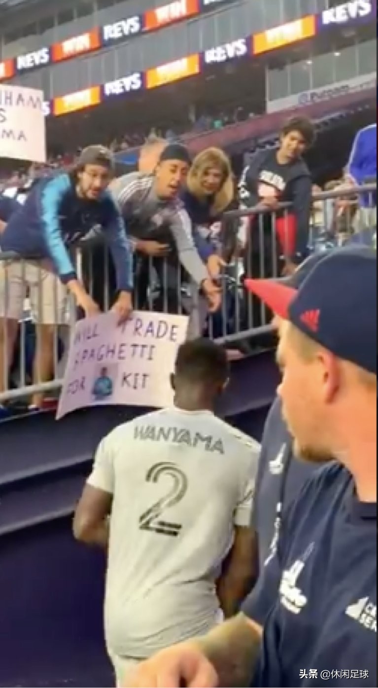 输球不忘吃意面万亚马尽显吃货本性