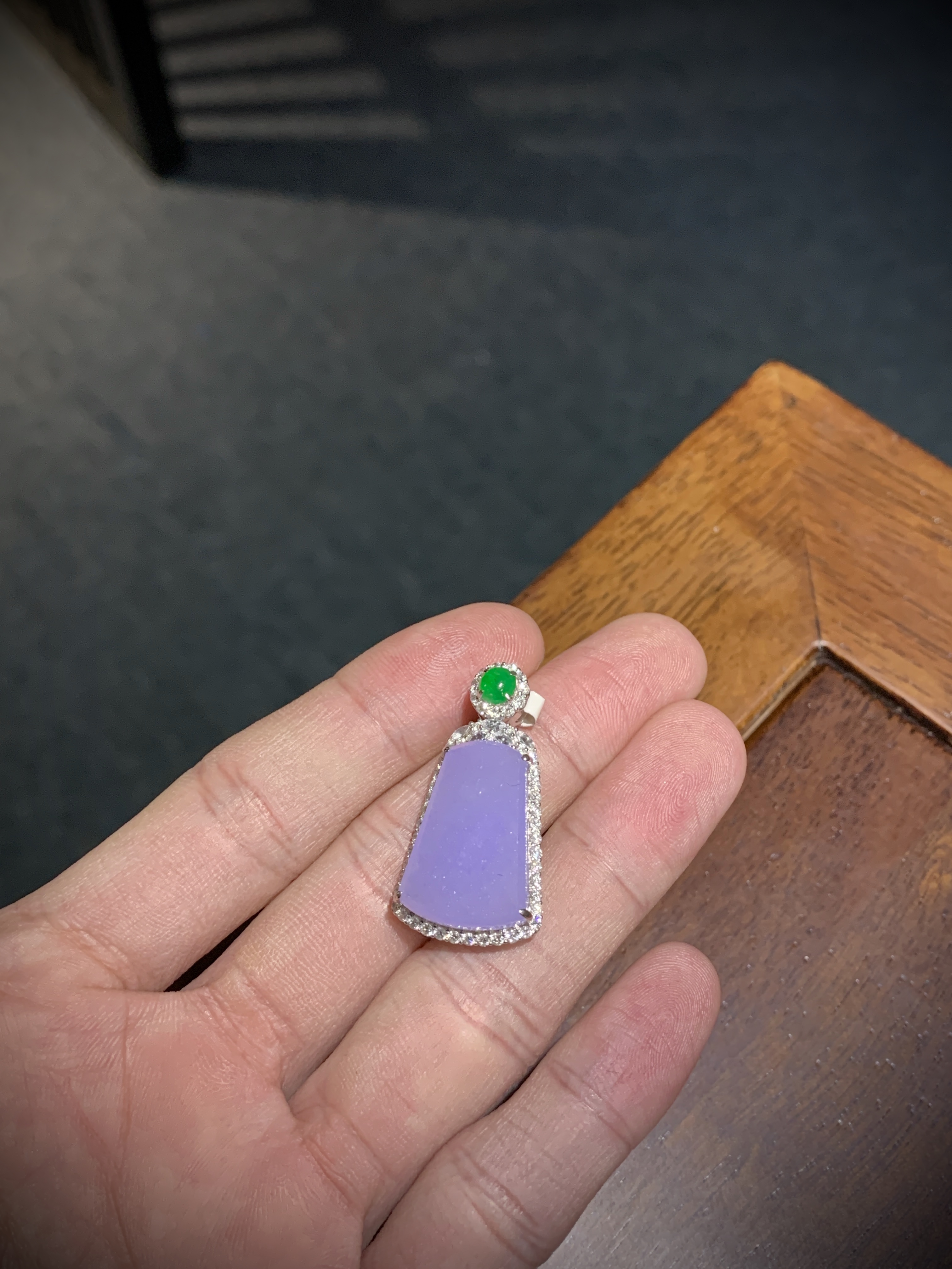 佩戴浸蜡的翡翠对人体有危害吗？