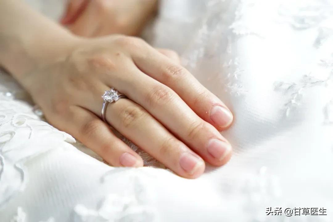 指甲的哪些变化需警惕疾病风险,指甲上有竖条纹是哪些疾病的征兆