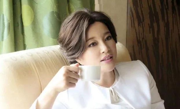 四婚三离、58岁嫁富豪！坐牢422天、身家亿万！传奇女人