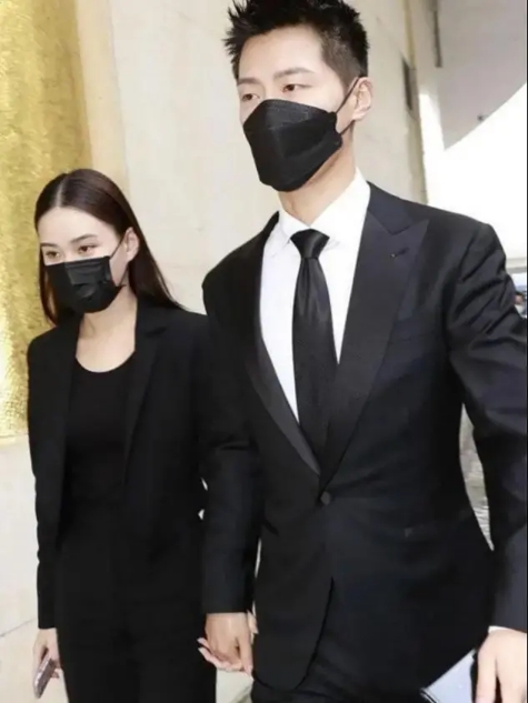 窦骁何超莲现身赌王告别式帅照,赌王何超莲窦骁赌王告别仪式