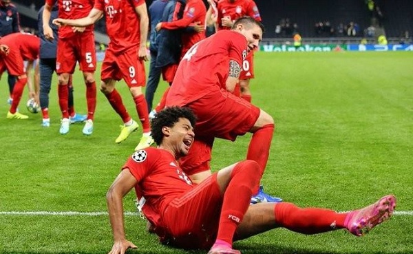 狂虐热刺功臣却被队友“铲飞”，纪念用球被踢到观众席，啥情况？