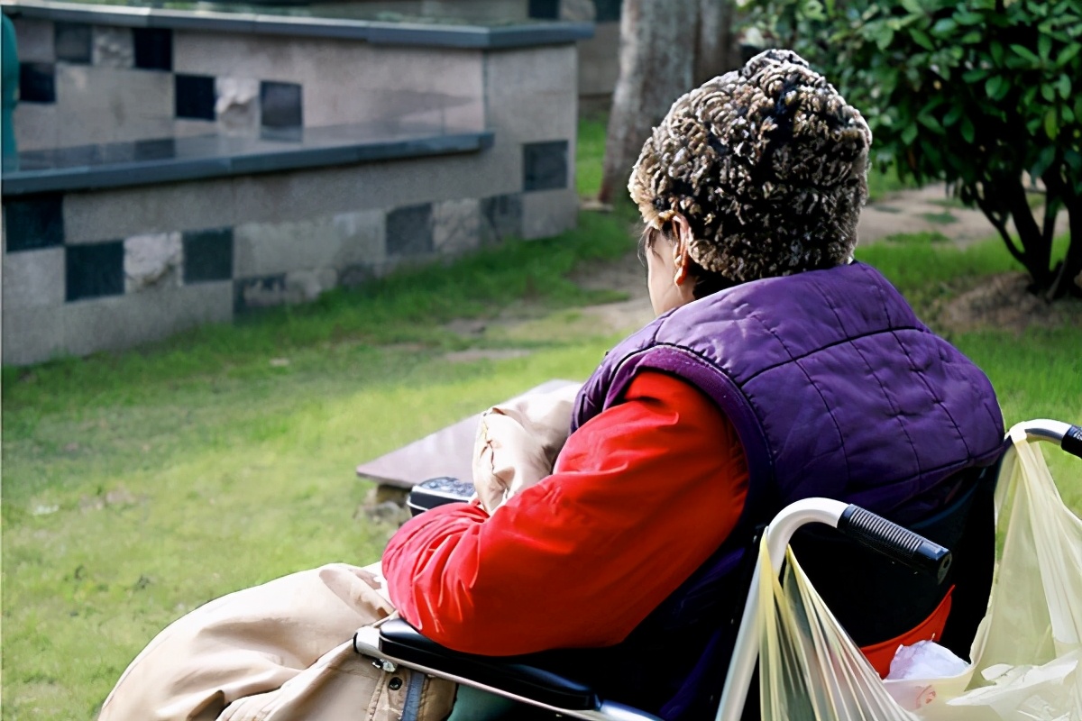 为什么老人在弥留之际会说胡话,为什么有些老人去世前会说胡话