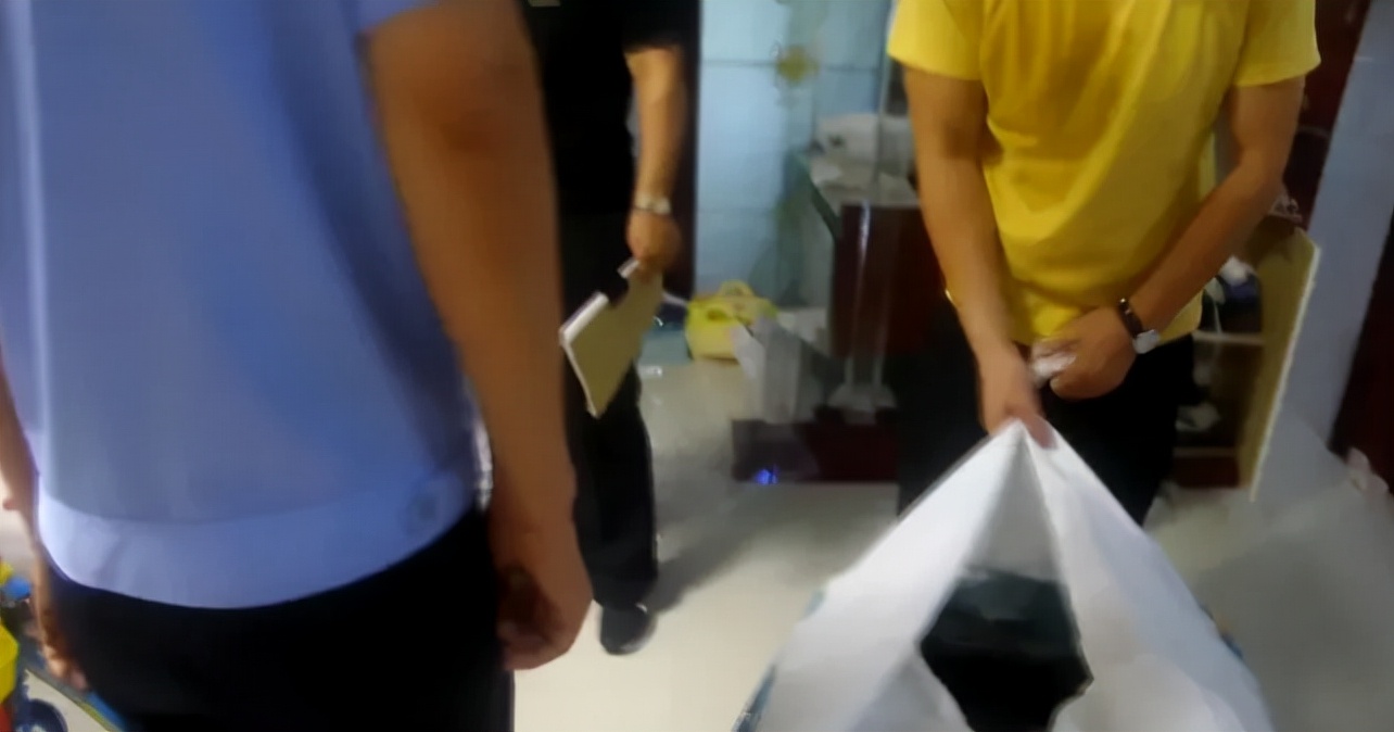 女子网购仅退款被抓,官网买正品退假货回去