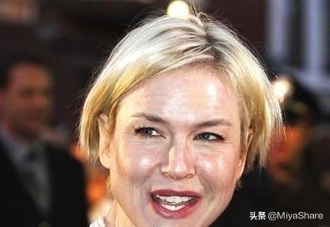 如何正确上粉底液不脱妆卡粉,涂粉底前怎么护肤不伤皮肤