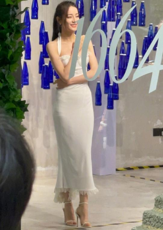 迪丽热巴出席活动穿礼服,迪丽热巴穿礼服出席活动