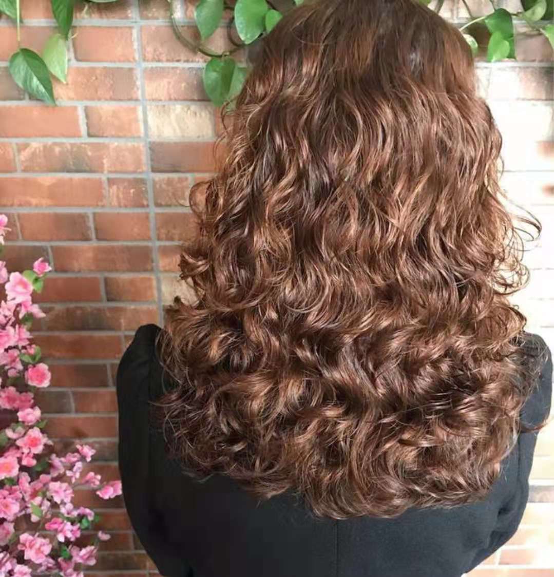 50岁女人洋气减龄短卷发型,50岁短发小卷满头烫