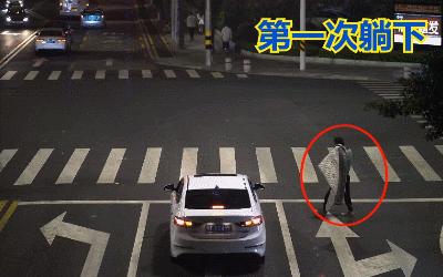 奇葩男子爬上岗亭睡大觉,奇葩男子睡马路