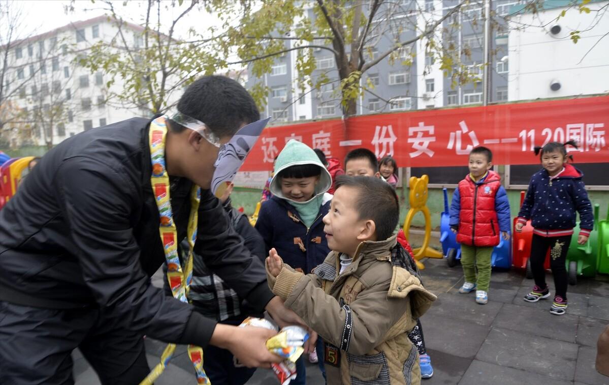 街上碰到人贩子光大喊没用,掌握5种求救方法,才能真正帮到你