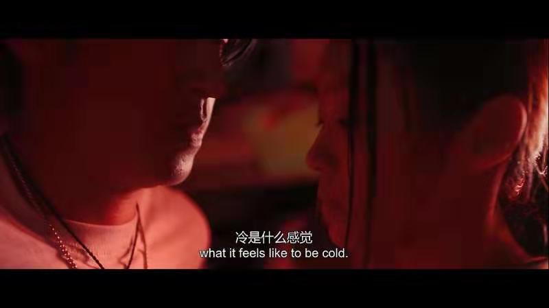 女孩为了一张机票为闺蜜相亲,女孩为了一张机票替富家女相亲