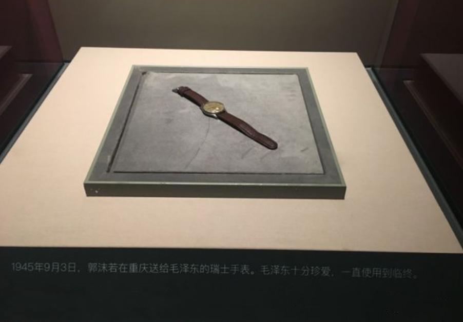 毛主席曾收到一位好友赠的一块腕表,一直戴在手上,直到76年逝世