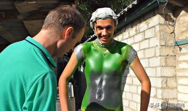 外国人发明喷雾器当衣服穿,牛人发明喷雾衣服视频