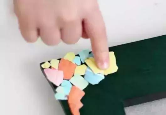 鸡蛋壳托盘手工作品创意,鸡蛋壳手工制作创意粘贴墙面画
