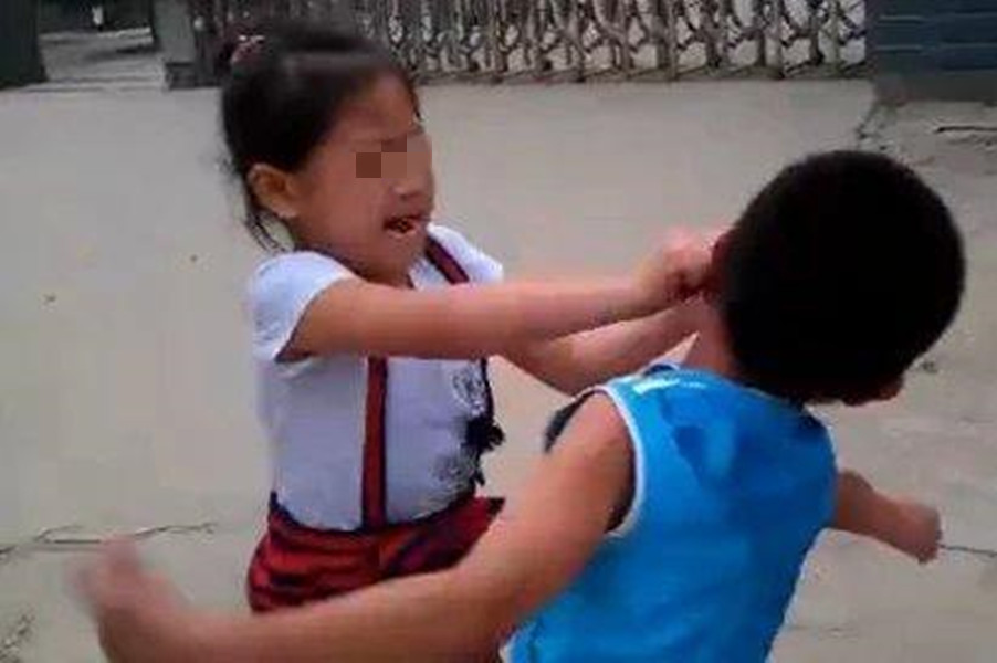 亲戚家熊孩子来我家砸游戏机,过年亲戚家来的熊孩子视频