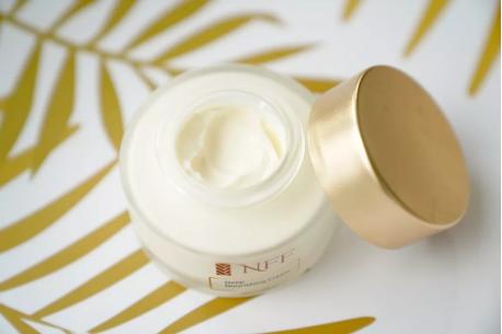 张韶涵和张嘉倪爱用的面霜，是屈臣氏“镇店之宝”，价格不到一百