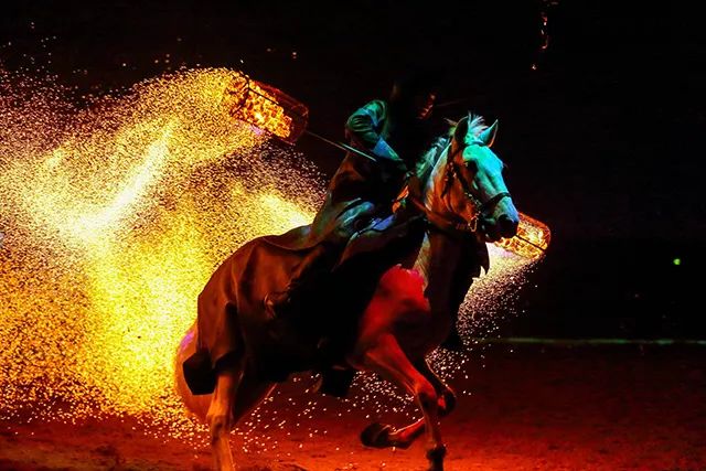 一马当先震撼视频,一马当先看起来很长的题目