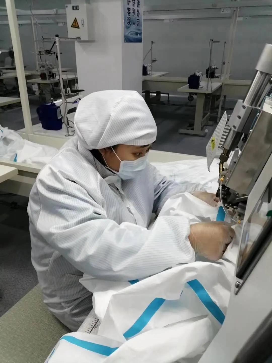 中国女工为世界爆产能:“成不了杨超越,但我给南非总统做过口罩”