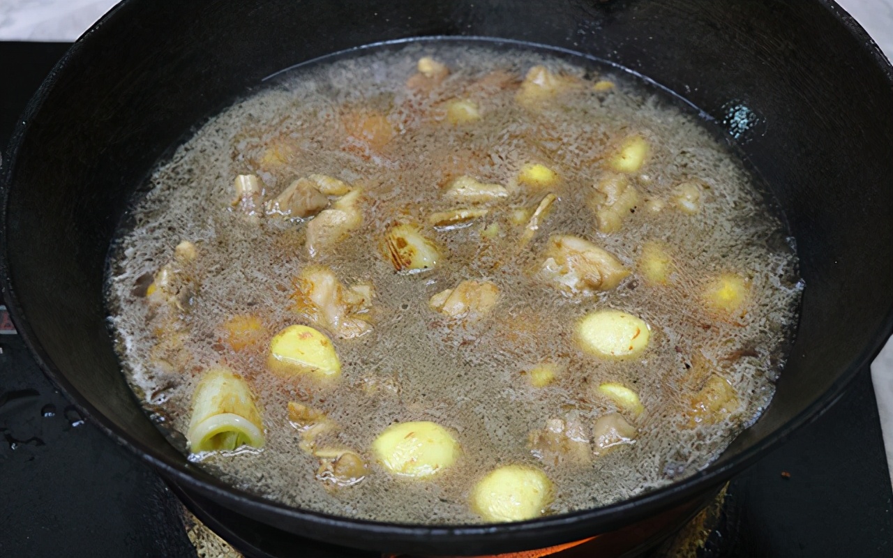 板栗烧鸡家常川菜,板栗烧鸡的做法板栗软糯鸡肉香嫩