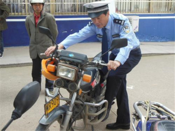 出借未年检摩托车发生事故,车主被判承担20%的责任