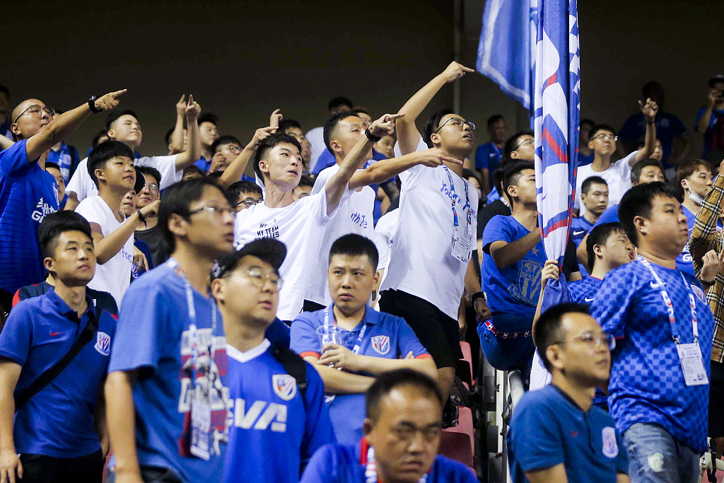 李建滨技不如人就踢人发泄?队友都脸红!申花球迷和曹赟定对骂?