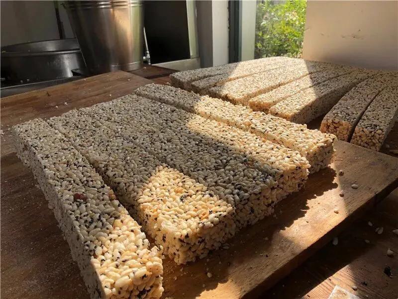 宁波这家小店的冻米糖又酥又香，老师傅做了40多年