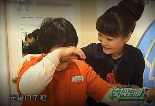 皮肤偏黑的男性适合穿什么颜色,皮肤黑的男子该怎么穿衣服